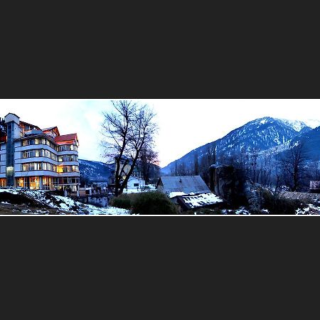 Hotel Out Town Маналі Екстер'єр фото