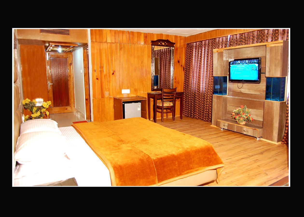 Hotel Out Town Маналі Екстер'єр фото